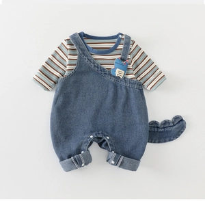 Détail du t-shirt rayé pour bébé et de la salopette avec queue de dinosaure 3D