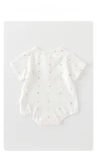Détail d'un body bébé à manches courtes avec imprimé fraise mignon et tissu en coton doux