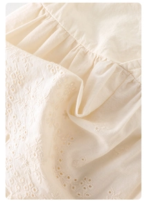 Détail de broderie florale et tissu en coton plissé sur un body pour bébé pour l'été