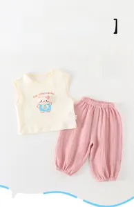 Détail du tissu en gaze de coton respirant et de l'imprimé chat sur l'ensemble pour bébé