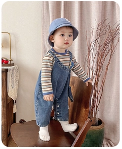 Ensemble bébé 3 pièces avec t-shirt rayé, salopette en jean et chapeau de pêcheur