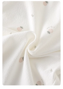 Gros plan sur tissu en coton blanc doux avec imprimés fraises et texte Lazy Sun