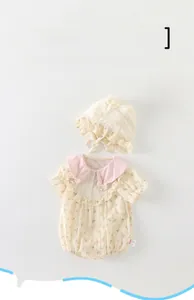 Détail du body fleuri pour bébé avec col Claudine rose et chapeau de soleil