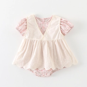 Barboteuse bébé à fleurs avec tablier brodé et détails en dentelle pour l'été