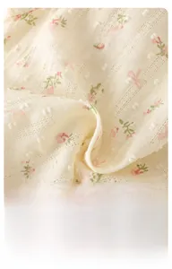 Gros plan sur un tissu en coton doux à fleurs avec texture respirante pour barboteuse bébé