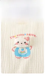 Détail d'un ensemble bébé en gaze de coton respirante avec motif chat de dessin animé