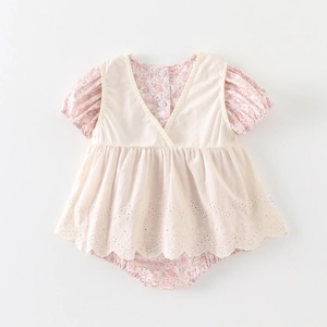 Barboteuse bébé fille à fleurs avec manches bouffantes et broderie délicate