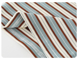 Détail du tissu en maille côtelée avec rayures bleu clair, crème, caramel et couture overlock