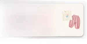 Détail de la texture en coton respirant sur une tenue d'été pour bébé avec motif de chat