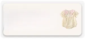 Détail d'une barboteuse à fleurs pour bébé avec col Claudine rose en coton léger