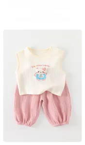 Détail d'un ensemble deux pièces pour bébé en gaze de coton avec broderie de chat douce