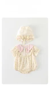Détail d'une barboteuse à fleurs pour bébé fille avec col et chapeau de soleil assorti