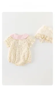 Détail du body fleuri pour bébé avec grand col Claudine rose et chapeau à volants assorti