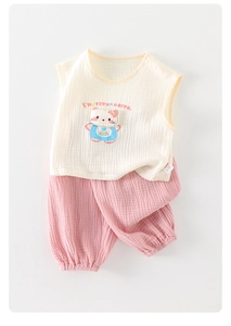 Détail du tissu en mousseline de coton respirant sur l'ensemble fille avec motif chat