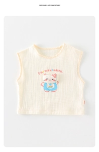 Détail du gilet bébé sans manches en gaze de coton avec imprimé chat et boutons d'épaule