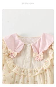 Détail du barboteuse bébé à fleurs avec nœud en dentelle et col Claudine rose délicat