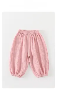 Détail du pantalon rose en gaze de coton pour bébé avec une taille élastiquée