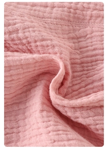 Vue détaillée du tissu en double gaze de coton rose doux avec texture respirante
