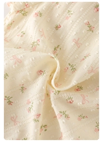 Détail macro du tissu floral respirant à pois suisses pour vêtement d'été bébé