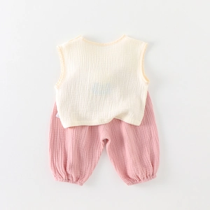 Ensemble deux pièces en mousseline de coton pour bébé avec haut crème et pantalon rose