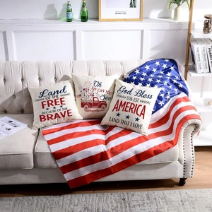 Detail von Leinenkissenbezügen mit US Flaggen Design auf einem gemütlichen Sofa