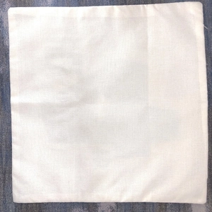 Quadratischer weißer Leinenkissenbezug auf blauem Denim für die US-Unabhängigkeitstag-Deko
