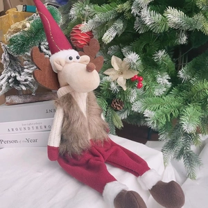 Weihnachts Rentier Plüschpuppe mit langen Beinen in festlicher Dekoration für Zuhause