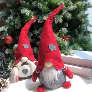 Gnomi di peluche per San Valentino con motivi a cuore e accogliente decoro natalizio