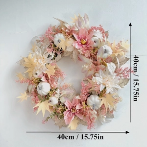 Détail d'une couronne de 40cm avec citrouilles blanches, dahlias et feuilles d'érable