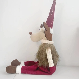 Sitzendes Weihnachts-Rentier-Stofftier mit burgunderrotem Hut und Strickschal