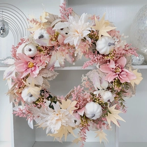 Couronne d'automne élégante avec citrouilles blanches et pivoines roses pour décor