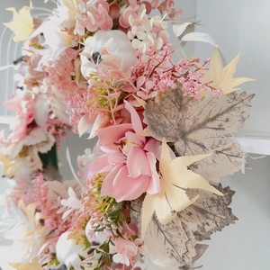 Couronne d'automne artificielle avec fleurs en soie rose, citrouilles blanches et érable