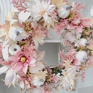 Vue détaillée de couronne de récolte avec citrouilles blanches et dahlias roses