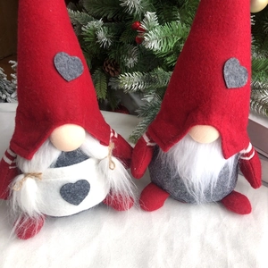 Set di gnomi natalizi con cappelli in feltro rosso e decorazioni a cuore per la casa