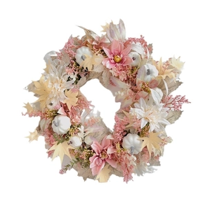 Couronne d'automne avec dahlias roses, citrouilles blanches et magnolias pour décoration