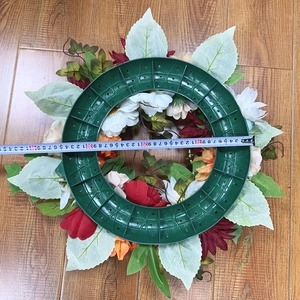 Detail showing the 40cm outer diameter measurement of the artificial Halloween wreath