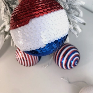Vue rapprochée des boules à paillettes rouges blanches et bleues pour décor de fête