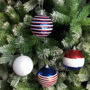 Détail d'ornements patriotiques à paillettes rouge blanc bleu sur un arbre vert