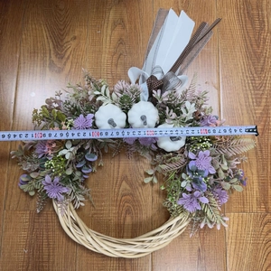 Close-up of a 45cm autumn wreath with white pumpkins, purple flowers and striped ribbons