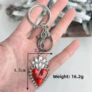 Détail du porte-clés cœur squelette montrant la largeur de 2,5 cm et la hauteur de 4,5 cm