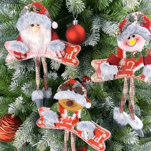 Gros plan d'ornements en peluche Père Noël, Bonhomme de neige et Renne sur sapin