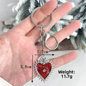 Détail d'un porte-clés coeur en émail rouge avec rose argentée, pesant 11,7g