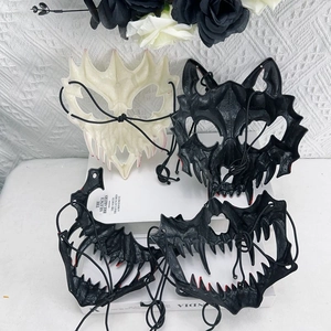 Set di quattro maschere mostruose di Halloween con teschi e zanne per feste di cosplay