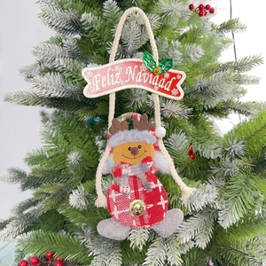 Nahaufnahme Rentier-Plüschfigur mit Feliz Navidad Banner am grünen Weihnachtsbaum