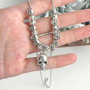 Gothic silver skull head pendant necklace with heart-shaped beads for Halloween party