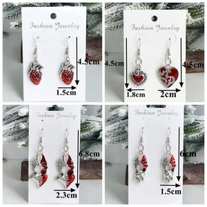 Détails de boucles d'oreilles gothiques en émail rouge avec motifs de crâne