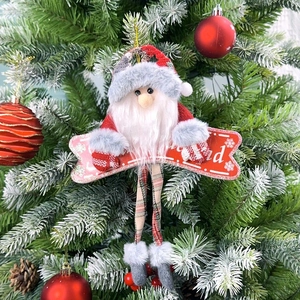 Charmante décoration du Père Noël aux longues jambes sur un sapin de Noël décoré