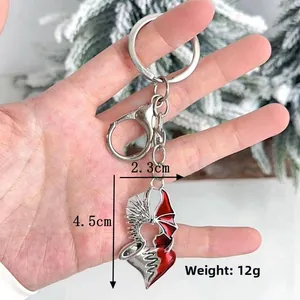 Détail du porte-clés cœur ange et démon avec ailes, mesurant 4,5 cm et pesant seulement 12g
