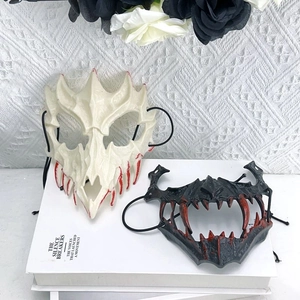 Maschere horror di Halloween con viso d'osso insanguinato e maschera nera con zanne