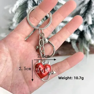 Vue détaillée du porte-clés cœur de démon avec mesures de 2,5 cm et poids de 10,7 g